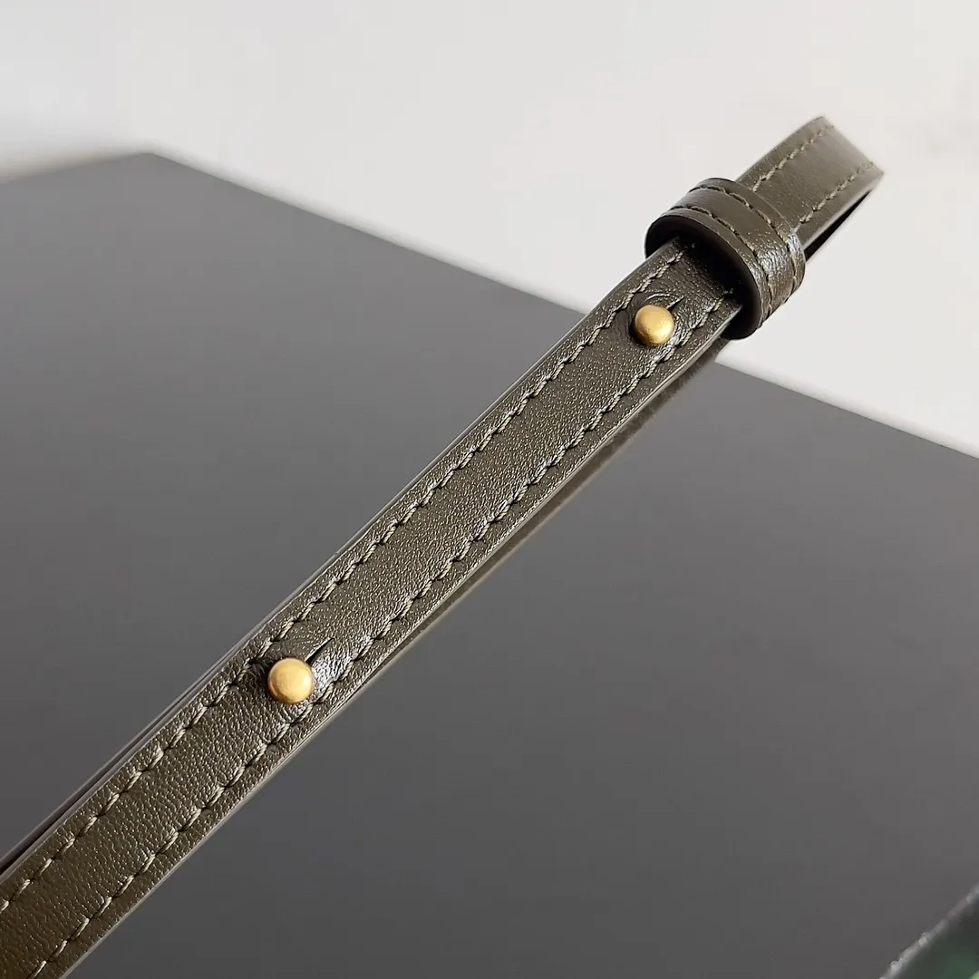 Batch 1400 BV 24 early spring new mini Hop has finally arrived! ! ! The small one is really exquisite and textured, and the calf leather really shows off your temperament! ! ! Its shoulder strap is detachable, so it can be carried by hand or worn cross-body, which is really very practical! Moreover, the 15ProMax mobile phone can also be placed, so there is no need to worry about the problem of not being able to place the mobile phone. 📱 Style number: 777586 Size: 25.5*14.5*11cm